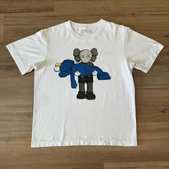 KAWS x Uniqlo Size S/M Gone Tee Shirt White Furry Companion Graphic Streetwear - Picture 1 of 5
